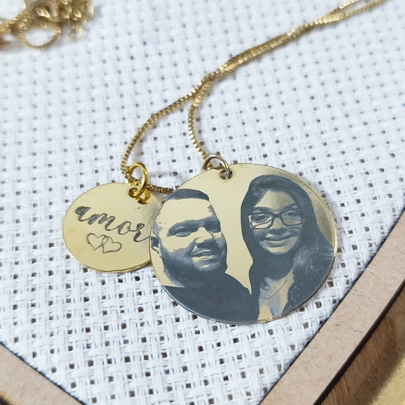 Colar Redondo Personalizado Com Fotogravação+ Mini Pingente Banhado a Ouro